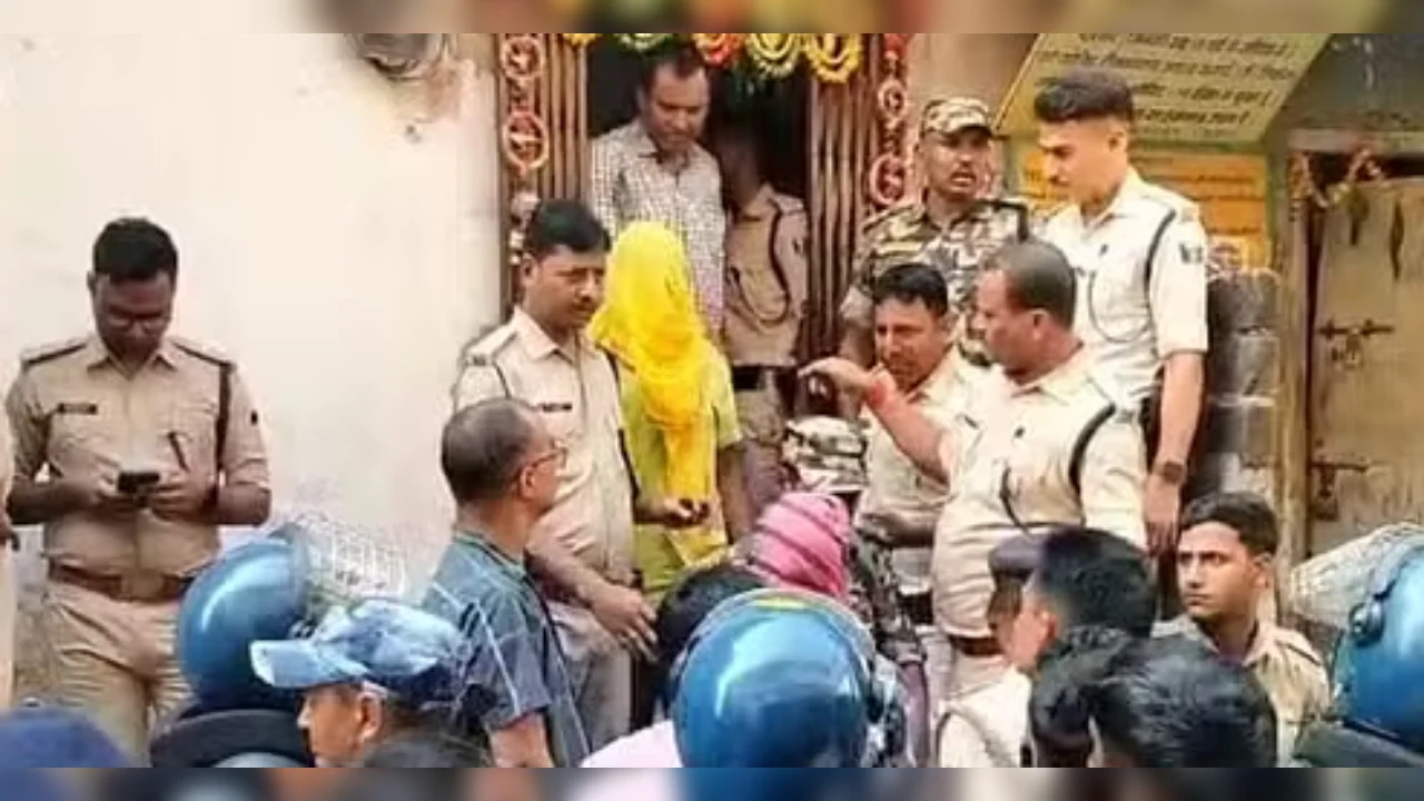 Bihar Police: सासाराम में चली 6 घंटे की लंबी छापेमारी! नशीले पदार्थों के साथ अवैध हथियार बरामद