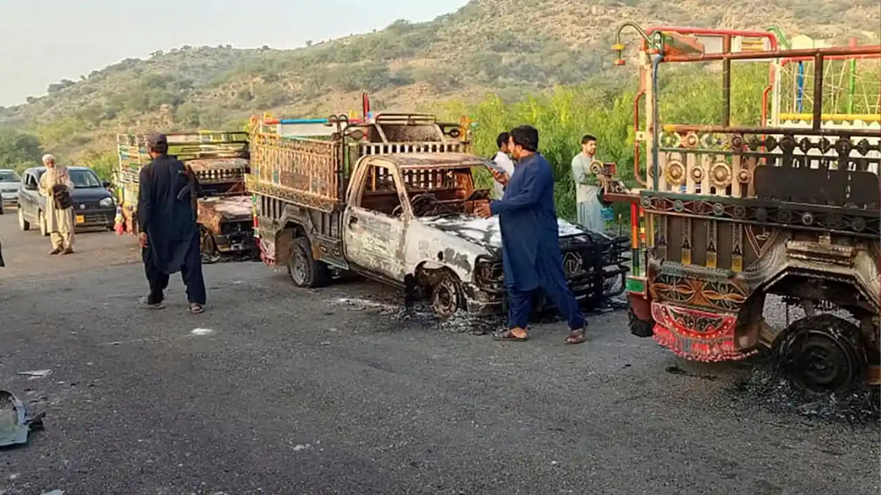 भारत के पडोसी देश में एक बार फिर खेली गई खून की होली, काफिले पर दोनों तरफ से बरसाई गई गोली, 50 लोगों की हुई मौत