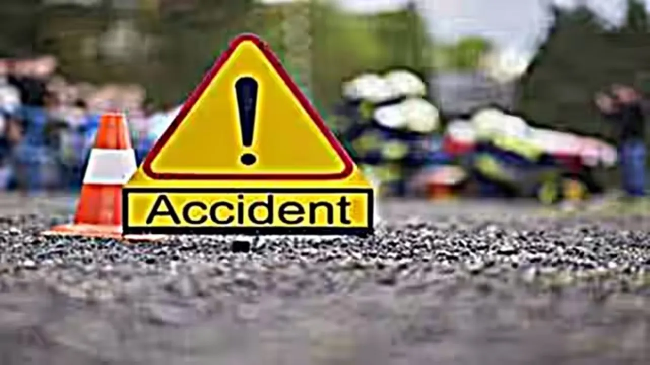 UP Road Accident: आगरा-लखनऊ एक्सप्रेसवे पर ट्रक से टकराई बस, 5 लोगों की मौत, कई घायल