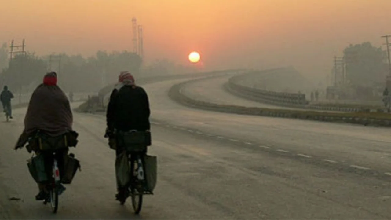 UP Weather: बरेली, पीलीभीत समेत UP के इन जिलों में कोहरे का अटैक, इस दिन से ठंड मचाएगी आफत!