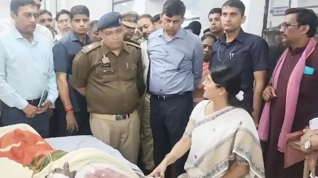 गुंडागर्दी बर्दाश्त नहीं की जाएगी, मिर्जापुर में पुलिस अधिकारियों पर भड़कीं केंद्रीय मंत्री; जानें क्या है पूरा मामला?