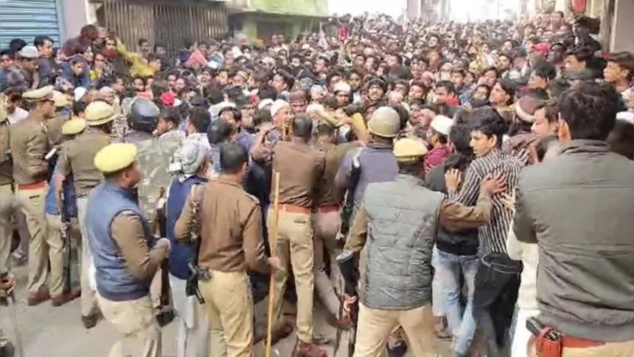 संभल हिंसा कांड पर FIR में बड़ा खुलासा! ‘छीन लो हथियार, पुलिसवाले बचकर ना जा पाएं’