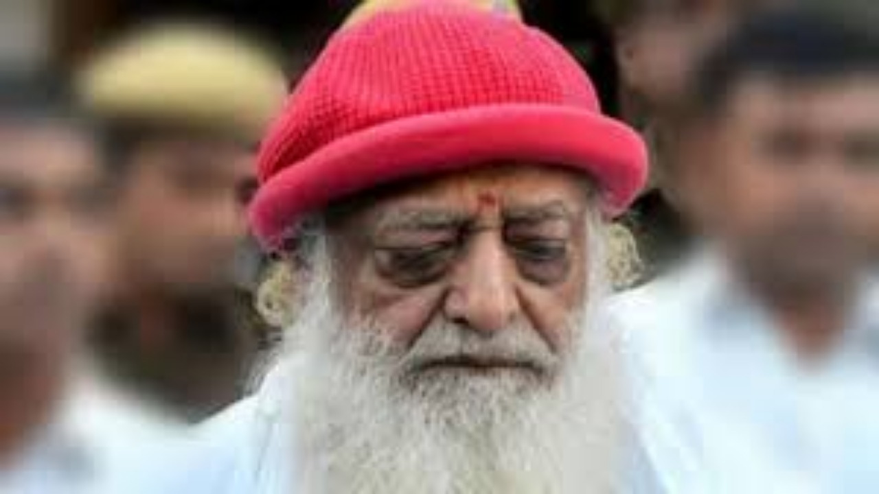 Asaram Bapu: राजस्थान हाई कोर्ट ने आसाराम को दी 17 दिनों की पैरोल, इलाज का हवाला दिया