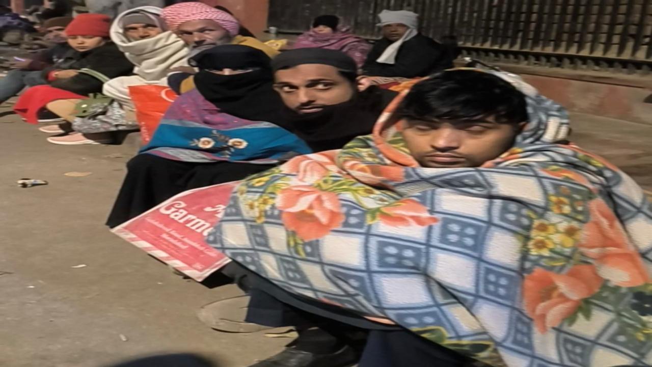 Health facility in delhi: कोई 18 तो कोई 12 घंटे लाइन में लगकर कर रहा अपनी बारी का इंतजार, ये है दिल्ली के अस्पतालों की रियलिटी चेक