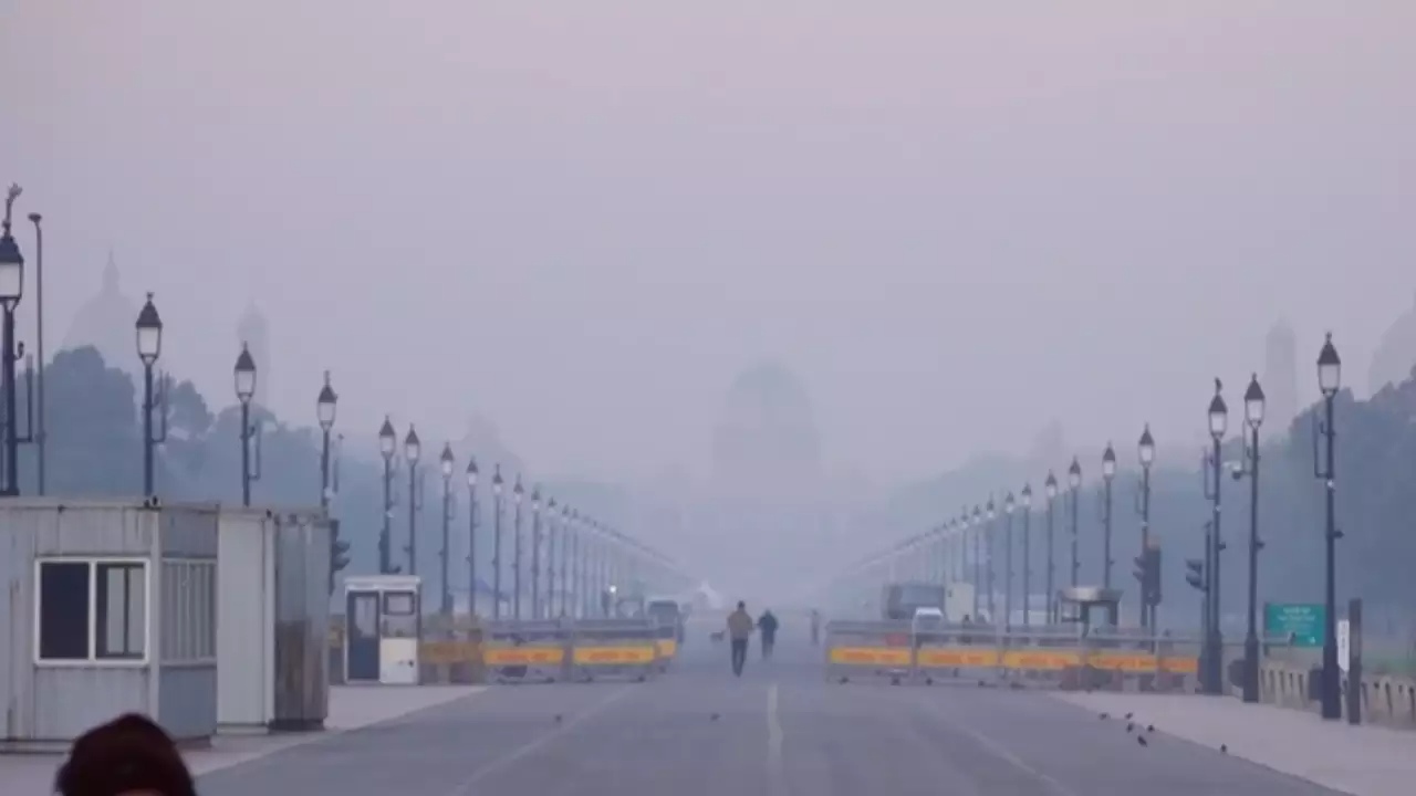 Delhi Air Pollution: जहरीली हुई राजधानी दिल्ली की हवा, ग्रैप के चलते 5वीं तक हाइब्रिड मोड में चलेंगी कक्षाएं