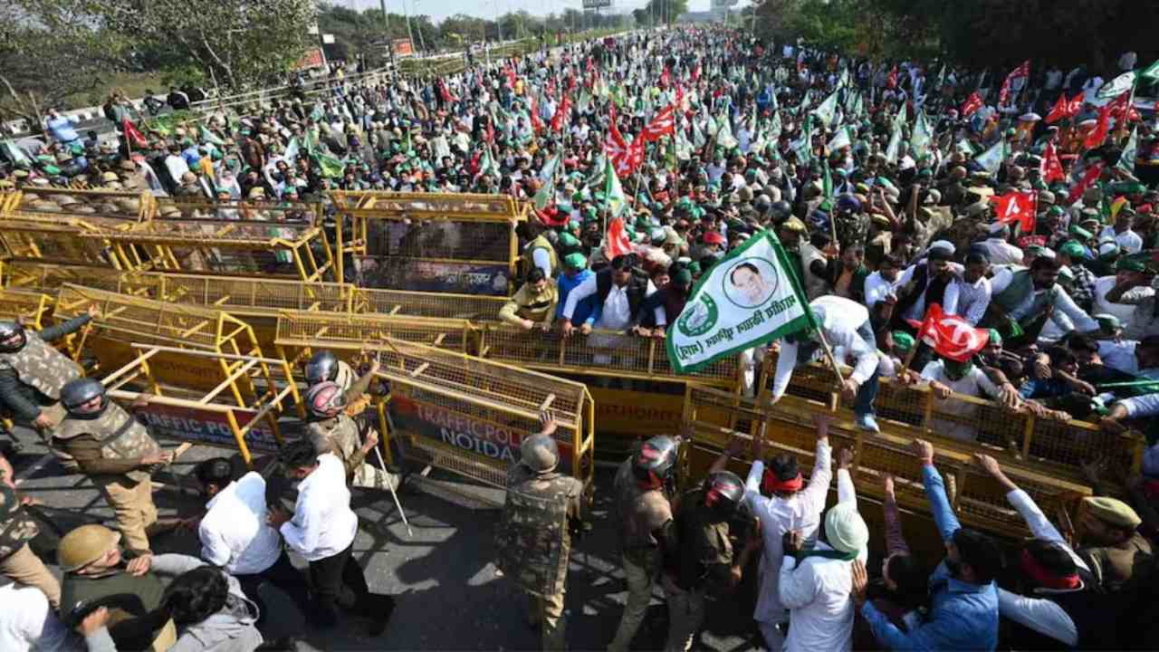 Farmrers Protest: नोएडा-दिल्ली बॉर्डर से बैरिकेडिंग हटी, दिल्ली कूच नहीं करेंगे किसान