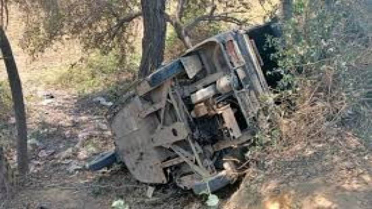  Nawada Road Accident: शिक्षकों से भरी टेंपो रोड किनारे पलटी, 2 की हालत गंभीर