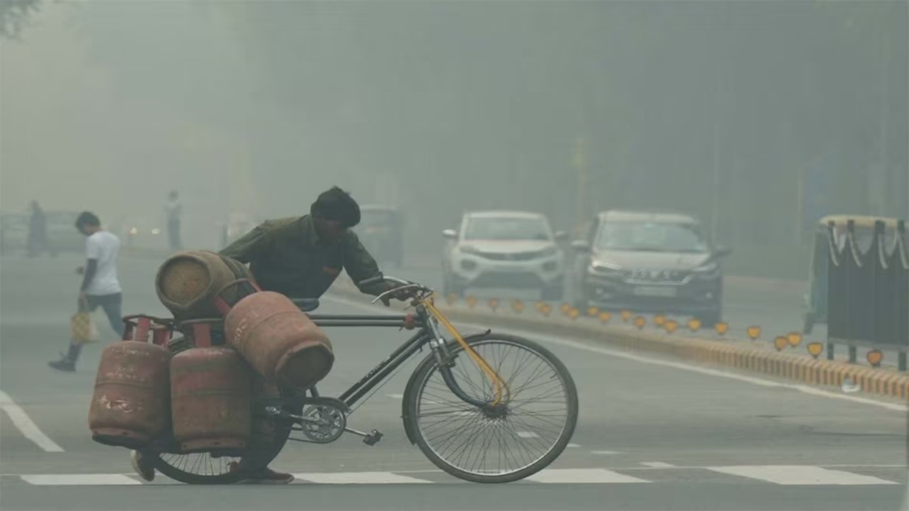 Delhi: बारिश के बाद कोहरे का अलर्ट, सर्द हवाओं से ठिठुरन बढ़ी