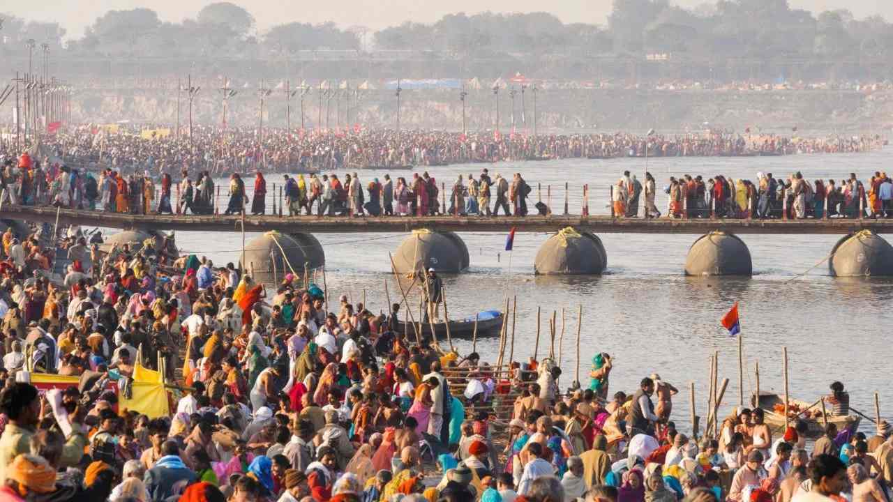 महाकुंभ मेले में नहीं होगी बिजली कटौती, हाइब्रिड सोलर स्ट्रीट लाइट का हो रहा प्रयोग, श्रद्धालुओं की सुरक्षा के लिए की जा रही ये व्यवस्था