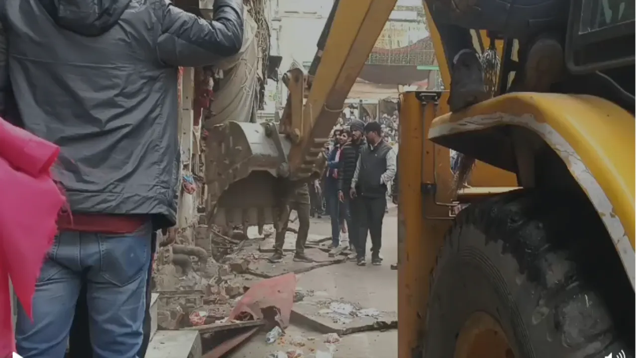 Ajmer Bulldozer Action: दरगाह के पास चला निगम का पीला पंजा, अवैध अतिक्रमण साफ, कार्रवाई से क्षेत्र में मचा हड़कंप