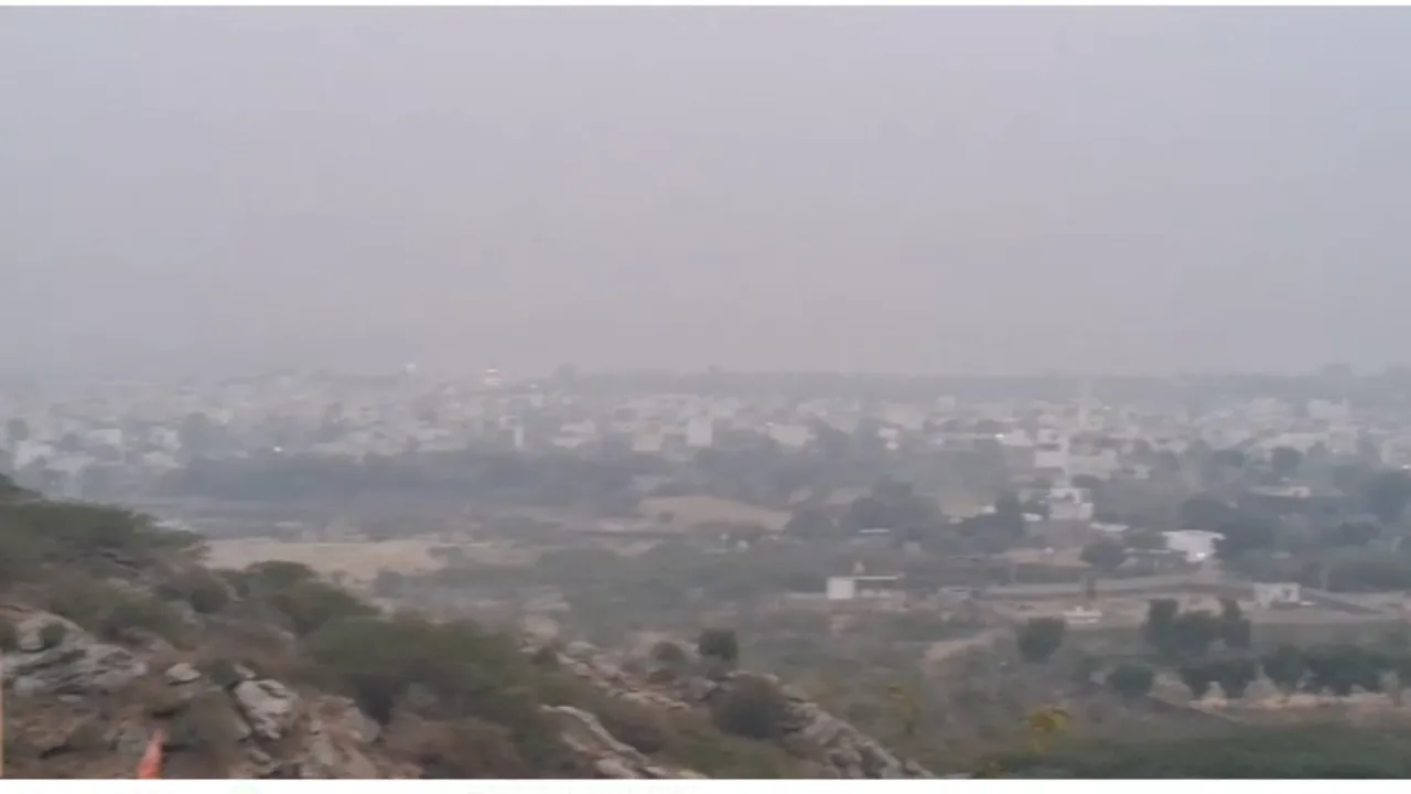 Ajmer Weather Update: IMD की चेतावनी! आज और कल होगी बारिश, कोहरे में धुंधलाया शहर, अलाव का सहारा ले रहे हैं लोग