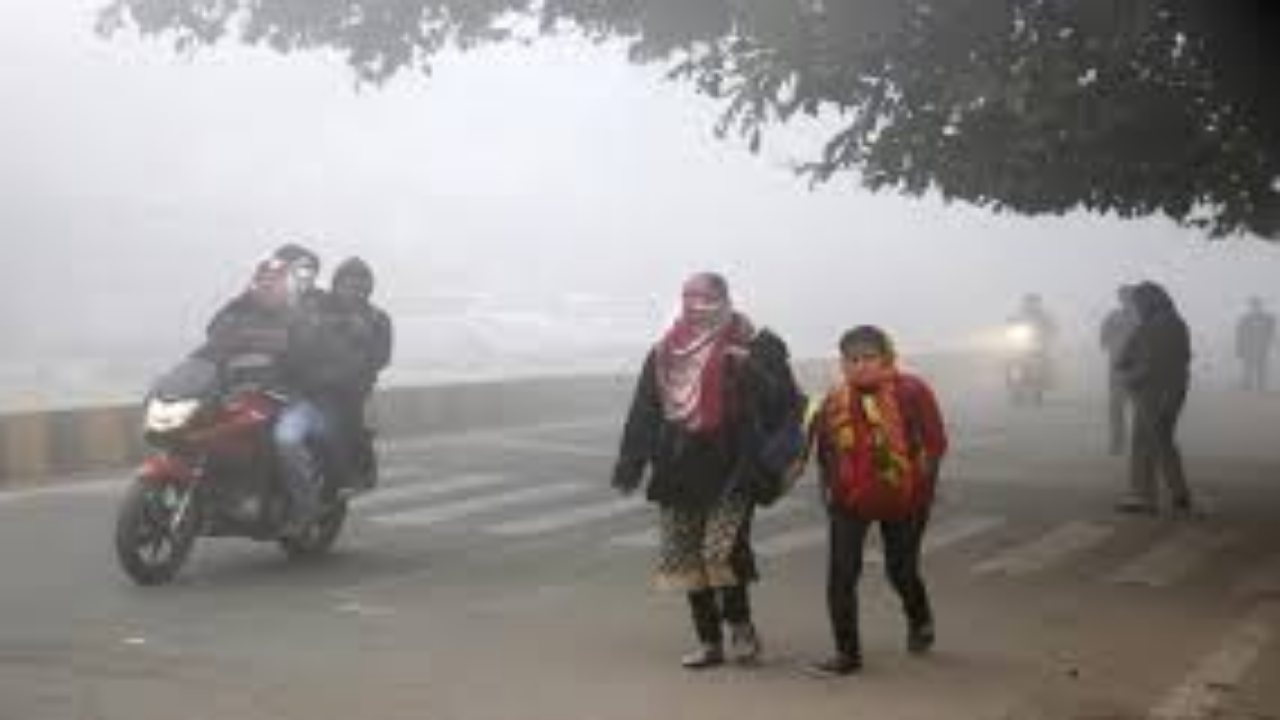 CG Weather Update: ठंडी हवाओं ने बढ़ाई गलन, ग्रामीण और शहरी इलाकों में ठंड का असर अलग-अलग