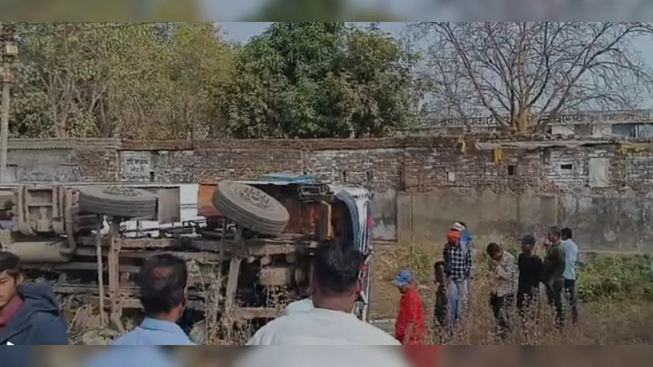 CG Road Accident: छत्तीसगढ़ के जांजगीर-चांपा में ट्रक और बस की जोरदार भिड़ंत, कई यात्री घायल