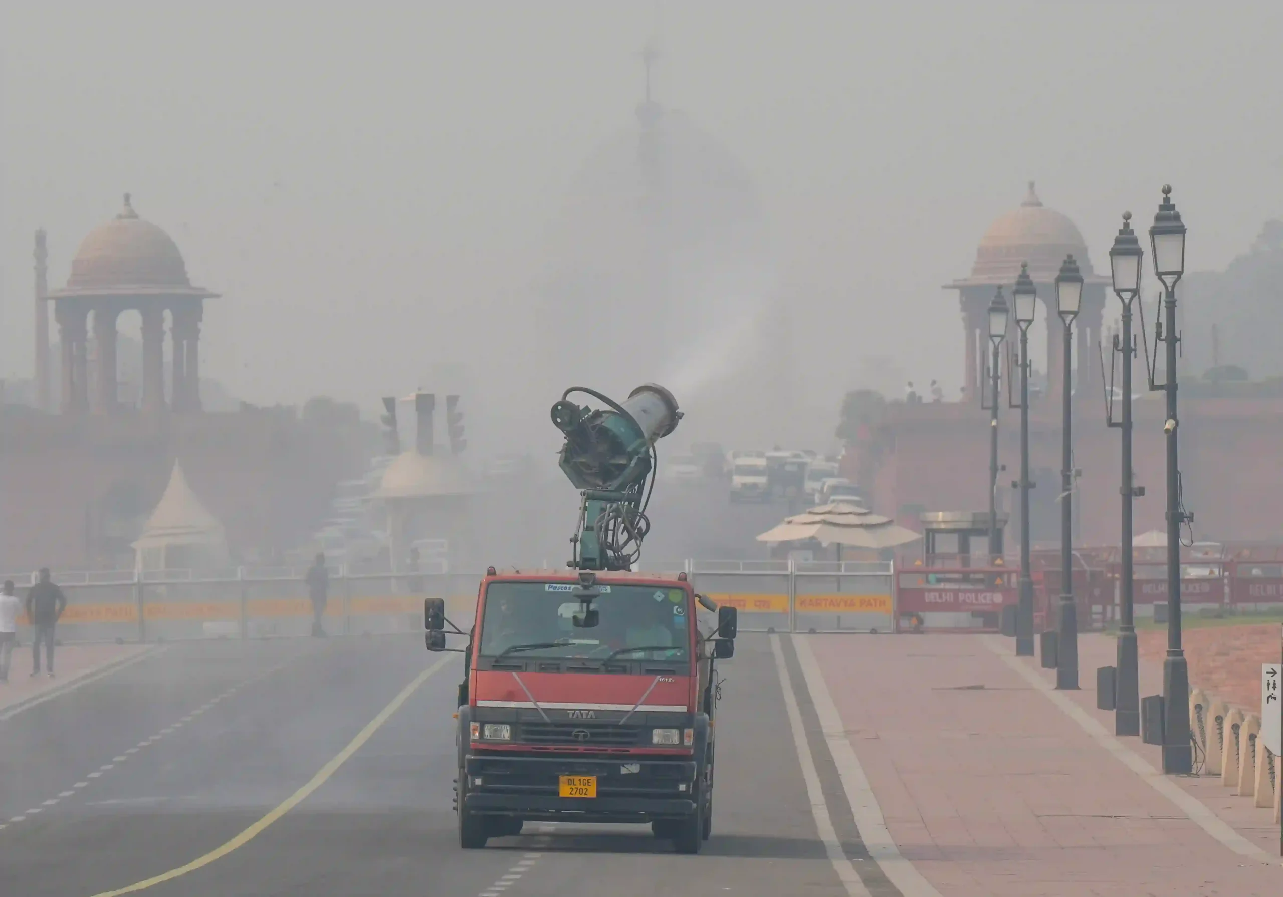 Delhi Pollution News: दिल्ली-NCR में ग्रैप-4 हटा, स्कूलों में फिर शुरू होंगी ऑफलाइन क्लास