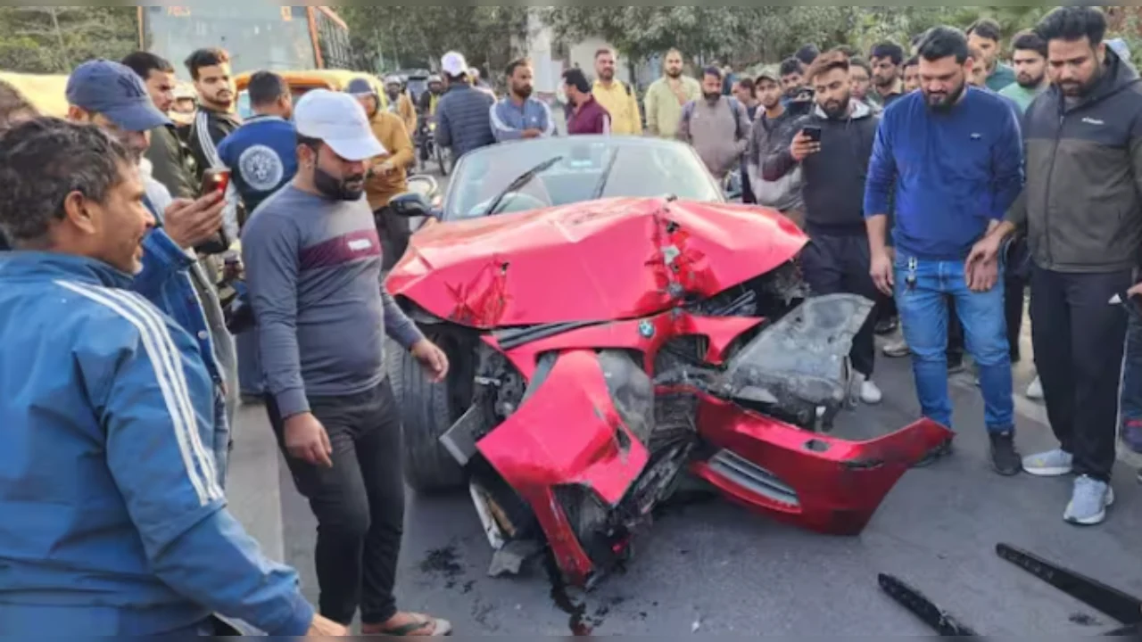 Delhi BMW Road Accident: दिल्ली में BMW कार ने खोया संतुलन, डिवाइडर में घुसकर हुई चकनाचूर