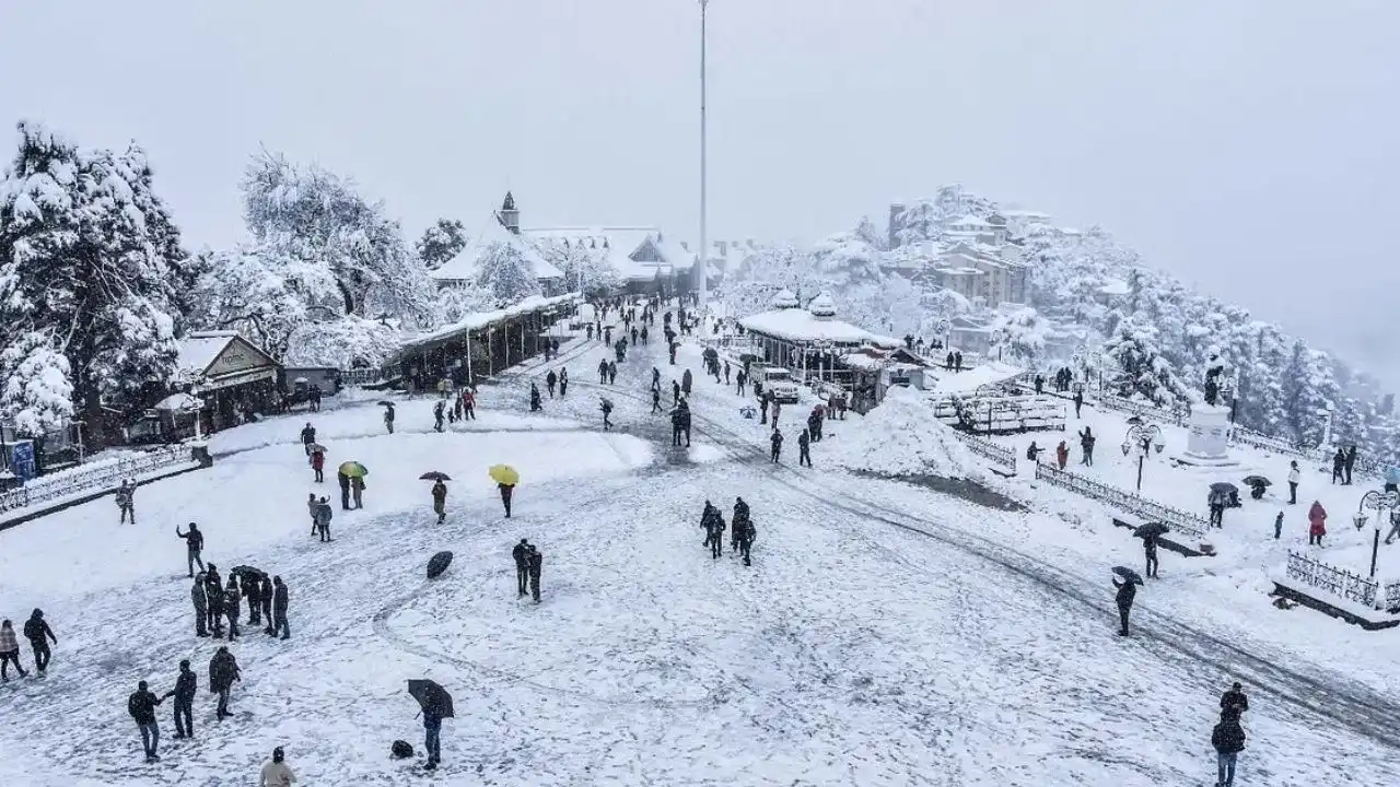 हिमाचल में बर्फबारी का सिलसिला शुरू! लाहौल घाटी में बनी जाम की समस्या; कई जगह फंसे पर्यटक