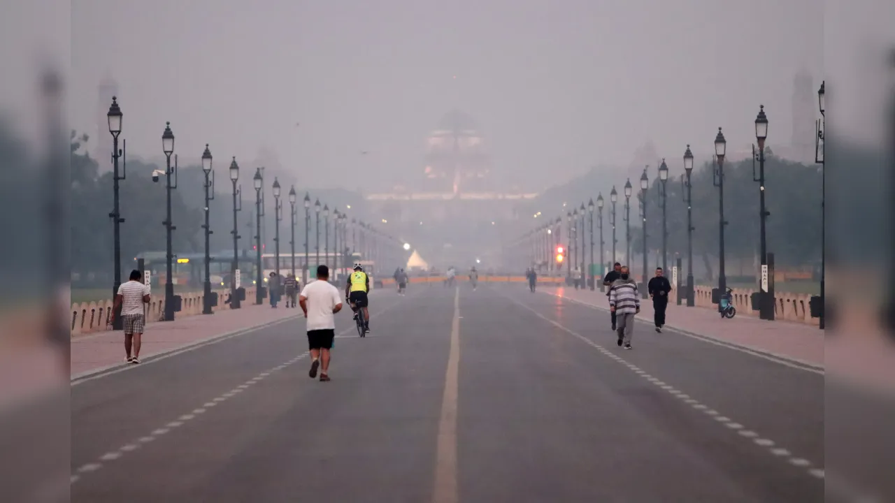 Delhi Weather Update: बारिश ने बढ़ाई ठंड, दिल्ली में रविवार रहा मौसम का सबसे ठंडा दिन