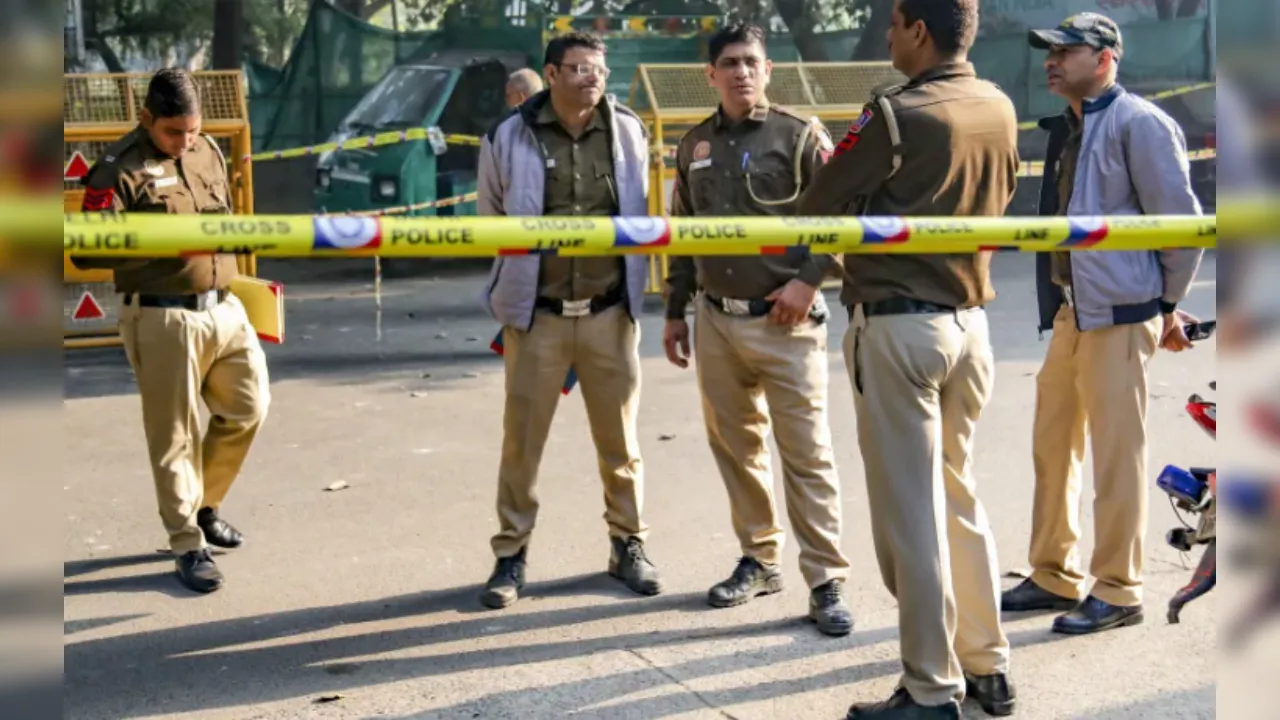 Delhi Bomb Threat News: दिल्ली में 40 स्कूलों को बम से उड़ाने की मिली धमकी, ‘आप’ का अमित शाह पर चौतरफा हमला