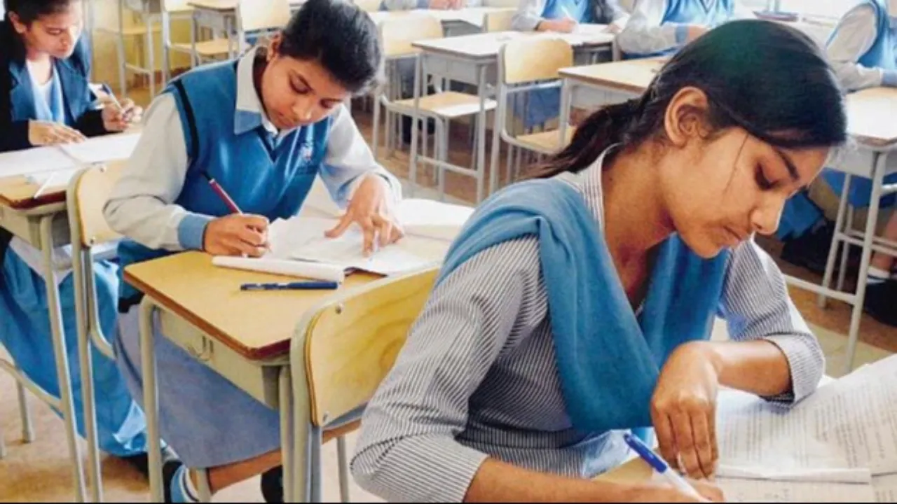 नकल रोकने के लिए यूपी सरकार सख्त, PCS Pre Exam को लेकर मंडलायुक्त-DM को दी बड़ी जिम्मेदारी