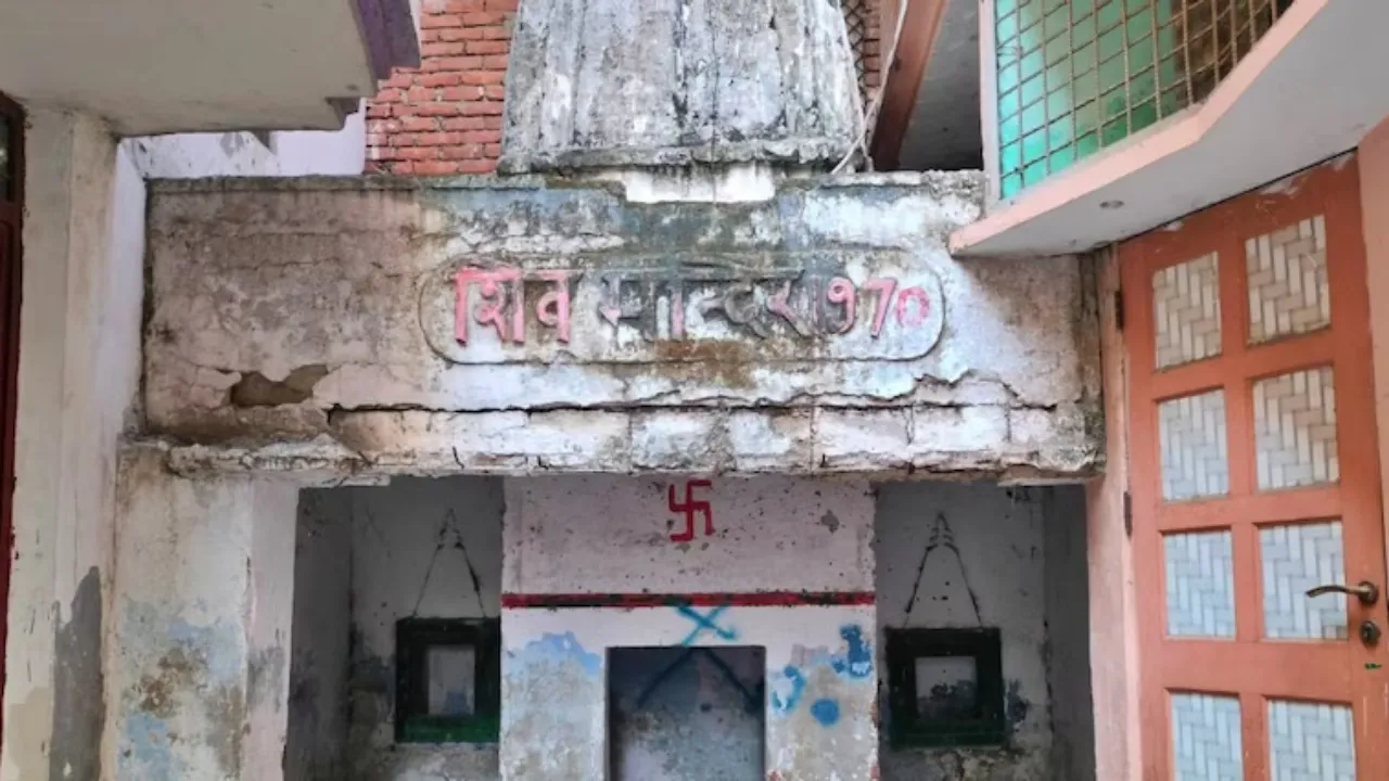 मुस्लिम इलाके में मिले 54 साल पुराने शिव मंदिर में होगी पूजा अर्चना, भारी पुलिस बल तैनात