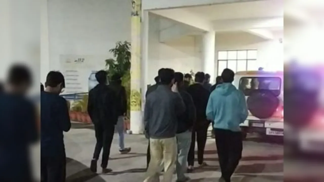 योगी के गढ़ में छेड़खानी! AIIMS में मेडिकल छात्रा के साथ फिर हैवानियत, नाराज छात्रों ने दिया धरना