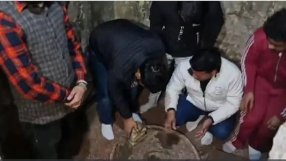 यूपी के इस मुस्लिम इलाके में मिला 44 साल से बंद शिंव मंदिर, गर्भगृह की खुदाई में निकली शिवलिंग