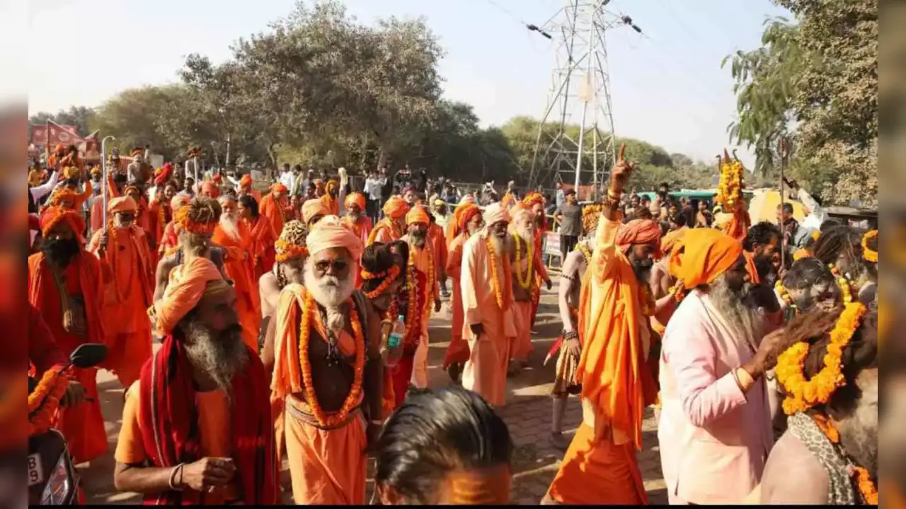 सनातन की अलख जगाने श्री पंचदशनाम जूना अखाड़े का महाकुम्भ नगर में हुआ भव्य प्रवेश