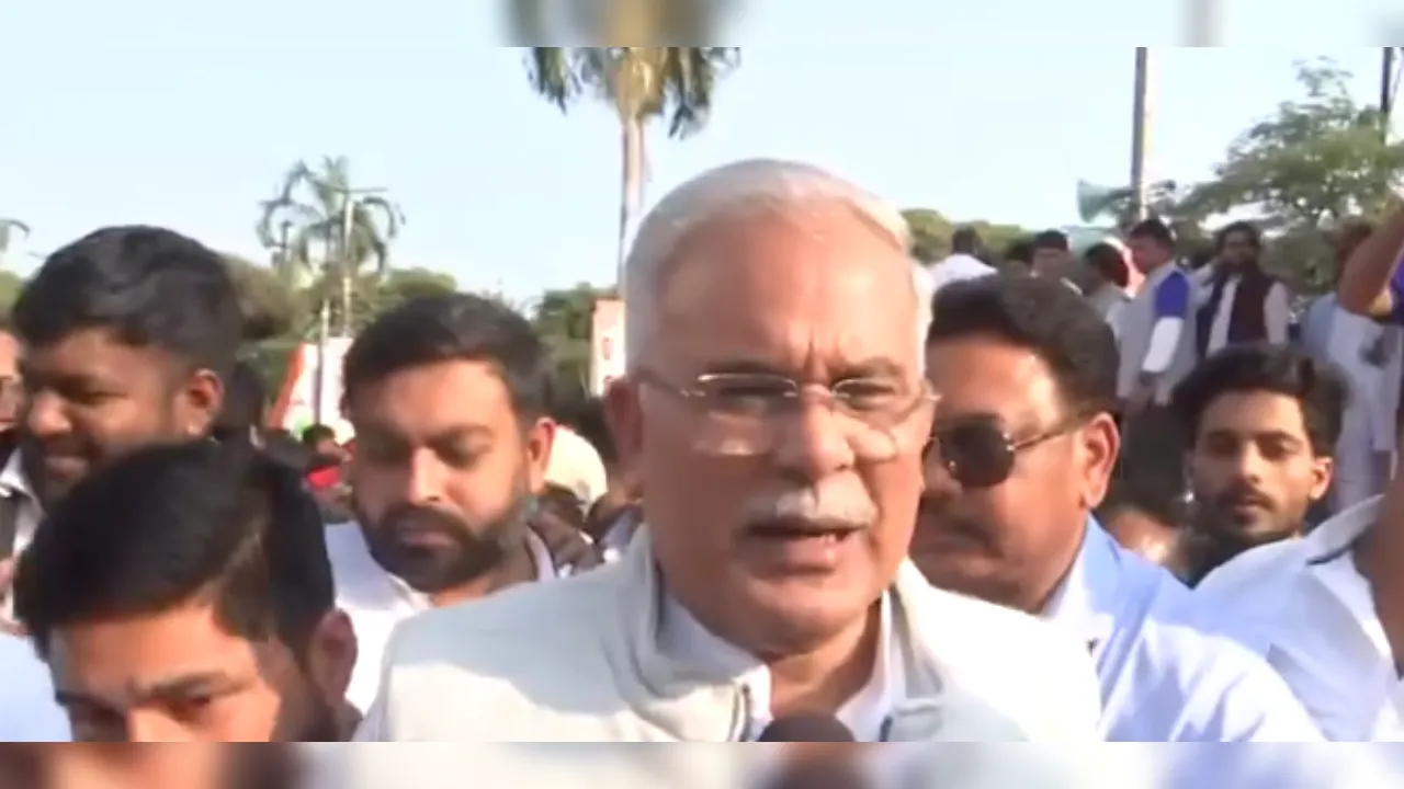 Bhupesh Baghel News: कानून-व्यवस्था पर पूर्व CM भूपेश बघेल का हमला, कांस्टेबल की खुदकुशी और भर्ती धांधली पर उठाए सवाल