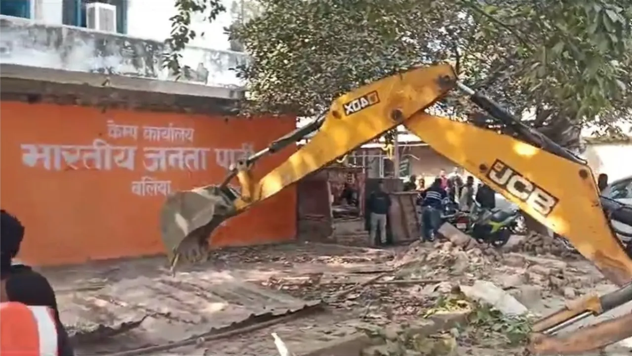 BJP camp office bulldozed: योगी राज में BJP कैंप ऑफिस पर ही चल गया बुलडोजर ,नेता बोले- हमें तो अपनों ने लूटा