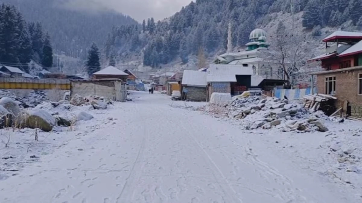 पहाड़ी इलाकों में बारिश-बर्फबारी का अलर्ट! जानें हिमाचल में कब करवट लेगा मौसम?