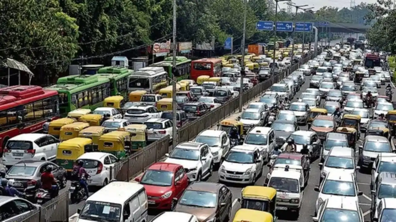  Farmers Protest News: दिल्ली-नोएडा बॉर्डर पर भारी ट्रैफिक, महामाया फ्लाईओवर बना जाम का केंद्र