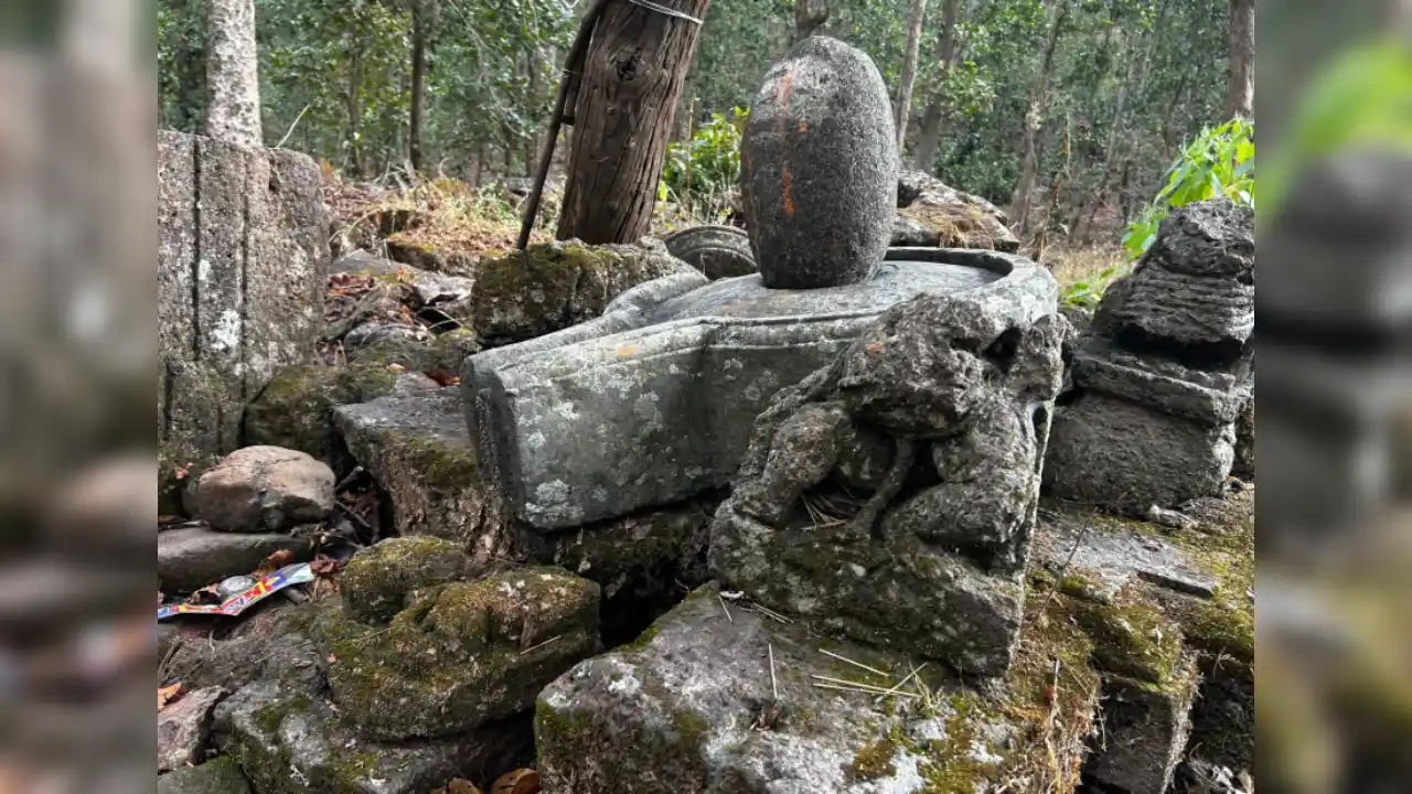 Ancient Shiva Temple: घने जंगलों में स्थित यह प्राचीन शिव मंदिर अपने वैभवशाली से बयां करता है अतीत की कहानियां, जानें कहां है ये जगह