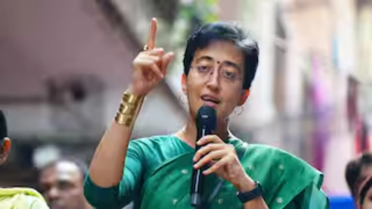 CM Atishi News: दिल्ली की सड़कों पर दौड़ेंगी 'मोहल्ला बसें', सीएम आतिशी ने किया ऐलान