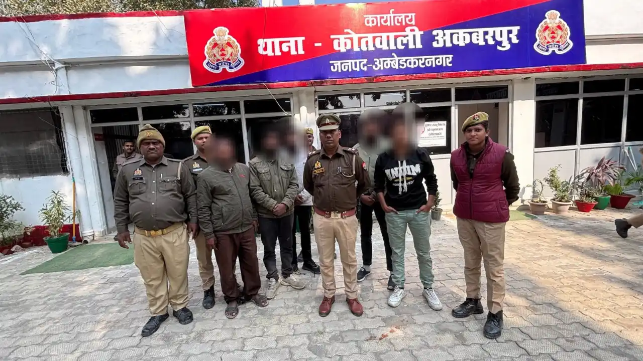 4 लड़कों के साथ रहती थी 1 लड़की, दुनिया से छुपकर करती थी ये काम, पता चला तो फटी रह गईं पुलिस की आंखें