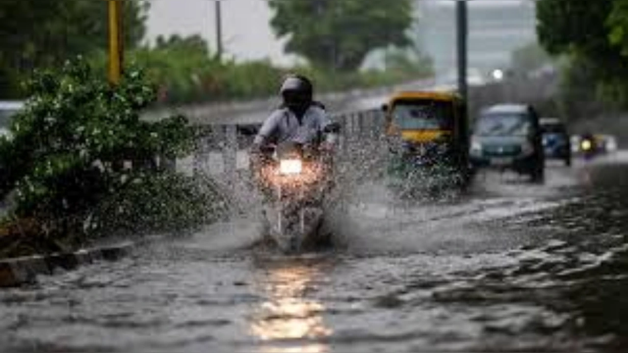 Delhi Rain Record: दिल्ली-NCR में टूटा 15 सालों का रिकॉर्ड! दिसंबर में भारी बारिश से गिरा पारा