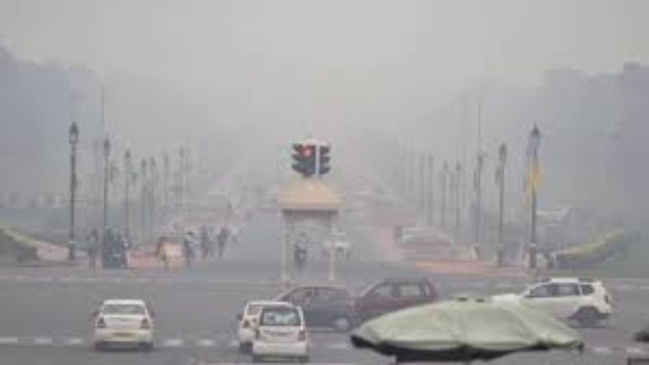 Delhi Weather Update: गलन वाली ठंड ने किया परेशान, हल्की हवा के बीच मौसम रहेगा साफ