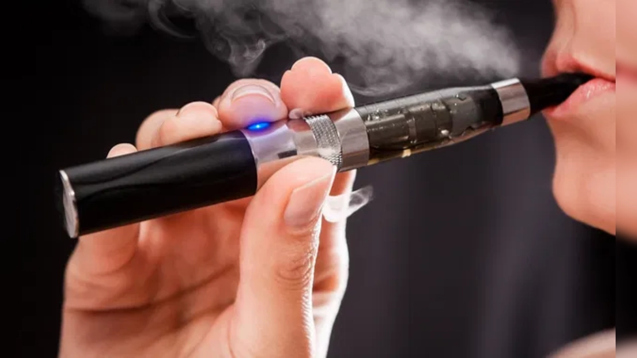 E-Cigarettes: रक्सौल रेलवे स्टेशन पर 3 करोड़ की ई-सिगरेट बरामद, जीआरपीएफ थाने में विवादित वीडियो सामने