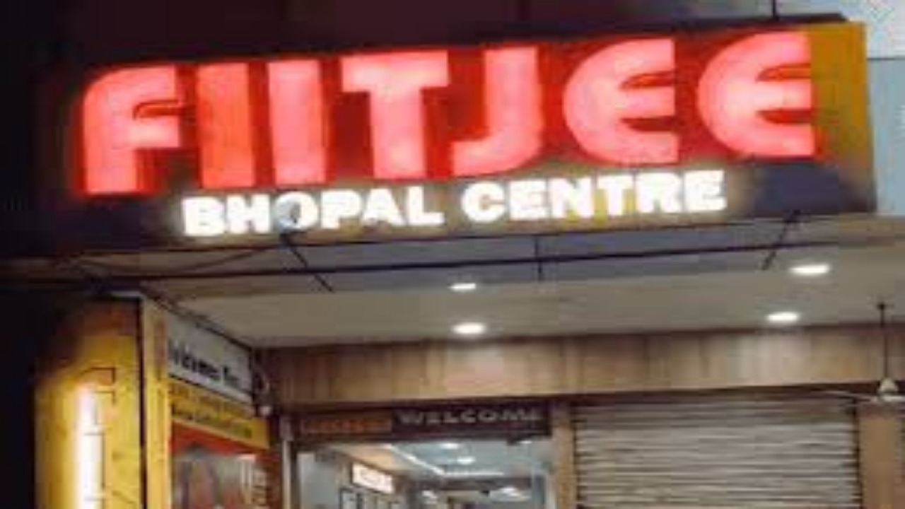 भोपाल FIITJEE कोचिंग सेंटर को लेकर हुआ जमकर बवाल, अभिभावकों ने दर्ज करवाई FIR