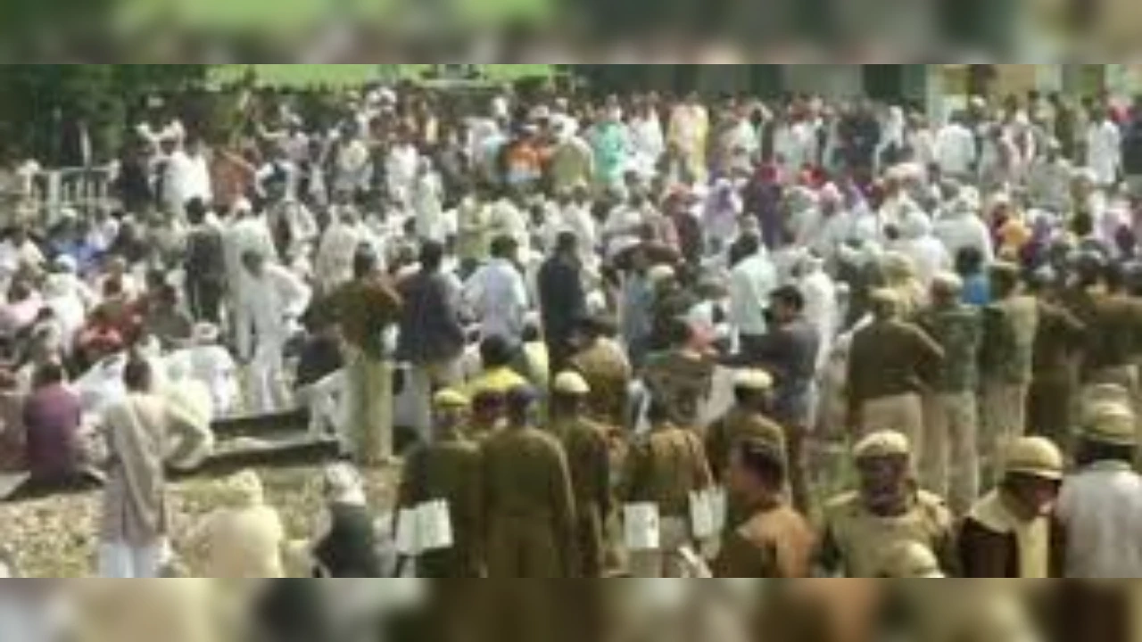 Farmer Protest: नोएडा में किसानों के प्रदर्शन के बीच एक युवक पर हुआ मामला दर्द! जानें वजह