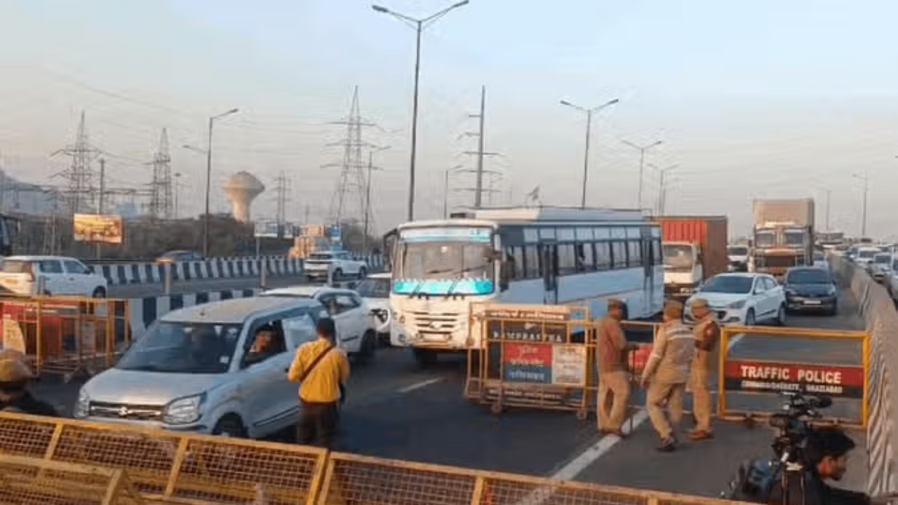 Ghazipur Border: राहुल गांधी को रोकने के लिए पुलिस प्रशासन पूरी तरह तैयार, गाजीपुर सीमा पर बैरिकेडिंग से कड़ी सुरक्षा