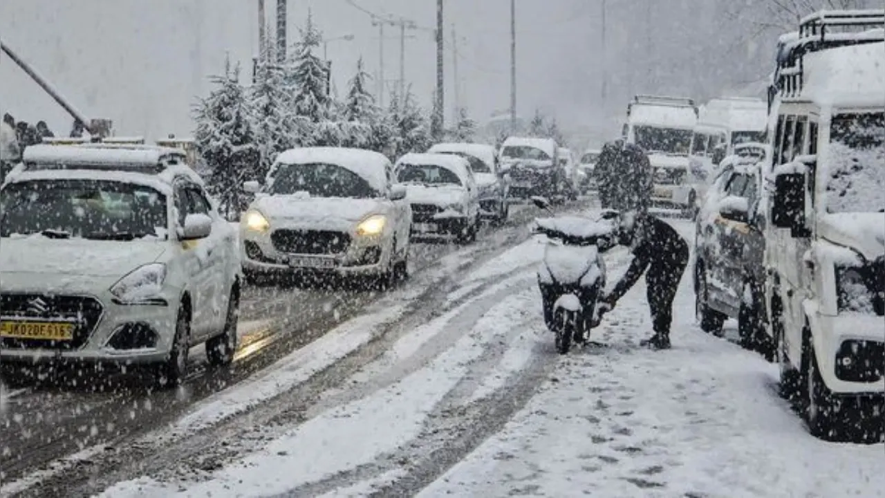 Heavy Snowfall Himachal: भारी बर्फबारी से जनजीवन अस्त-व्यस्त, 2000 पर्यटक वाहन फंसे, प्रशासन ने जारी की एडवाइजरी