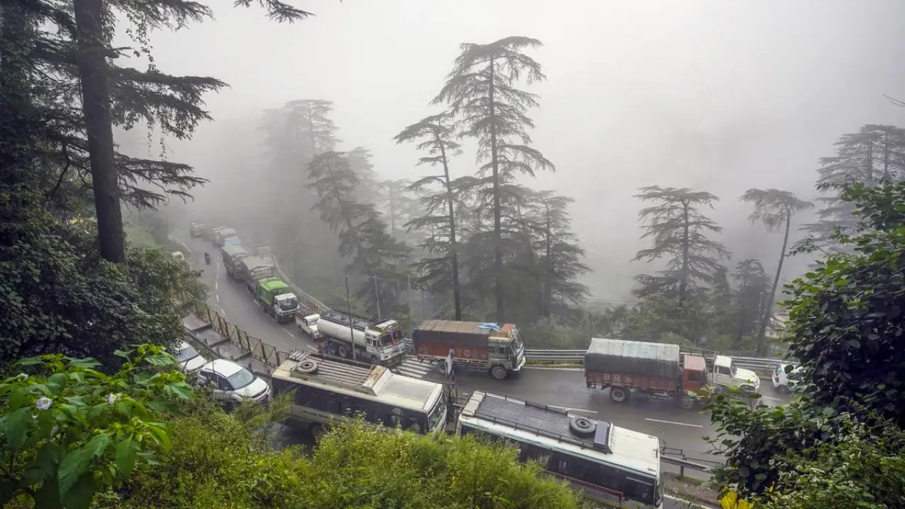 Himachal Roads Closed: प्रदेश में भारी बर्फबारी और वर्षा से 433 सड़कें बंद, प्रशासन ने परेशानी से बचने के लिए उठाए अहम कदम