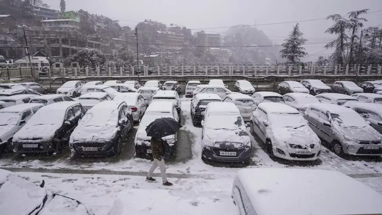 Himachal Snowfall: हिमाचल प्रदेश में बर्फबारी से खुश हैं पर्यटक, 200 से ज्यादा सड़कें बंद, 4 की मौत