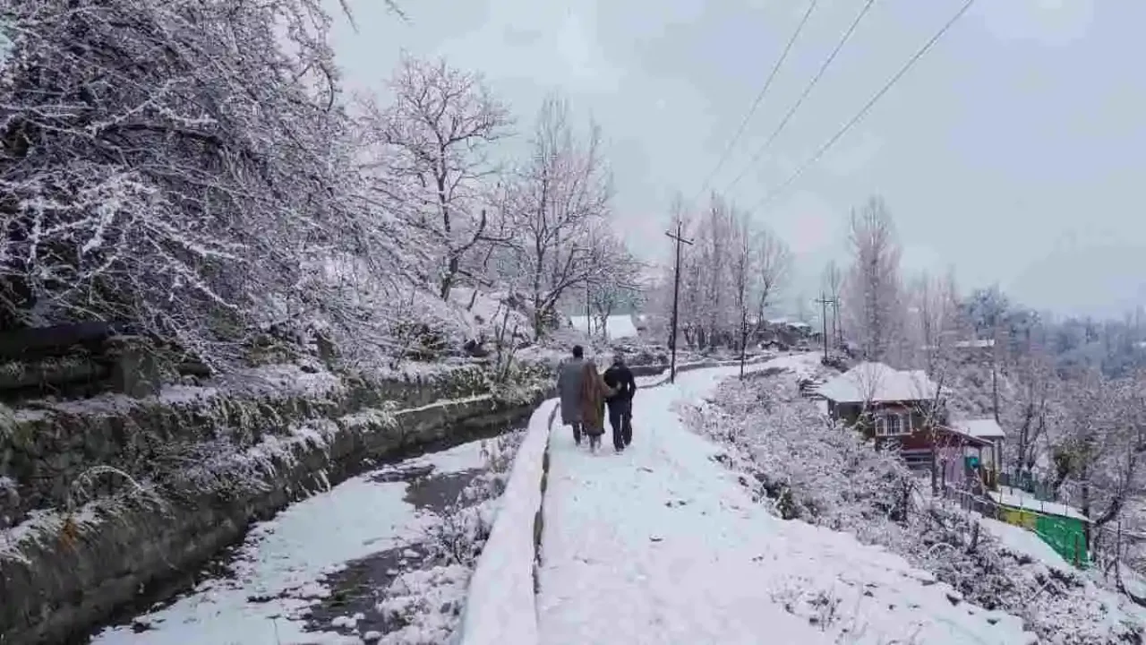 Himachal Weather Update: चेतावनी! हिमाचल में बारिश-बर्फबारी और शीतलहर को लेकर अलर्ट, पर्यटक रहे सावधान