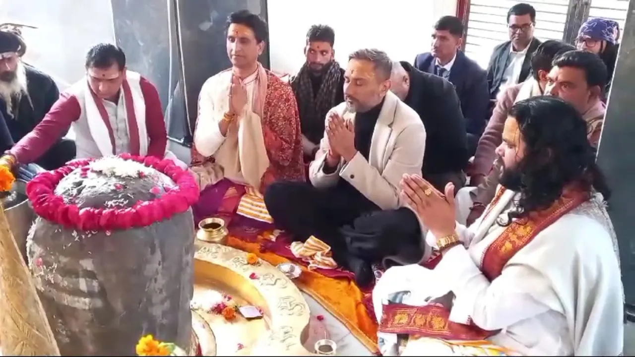 हरिद्वार पहुंचे यो यो हनी सिंह, कुमार विश्वास के साथ किया नीलेश्वर महादेव का जलाभिषेक; देखें तस्वीरें