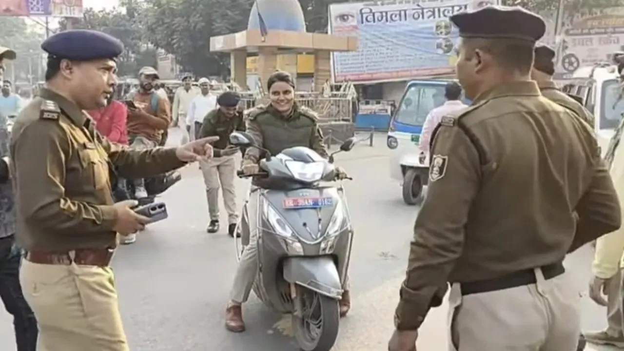 महिला पुलिस बिना हेलमेट चला रही थी स्कूटी, फिर ट्रैफिक इंस्पेक्टर ने ले लिया तगड़ा एक्शन