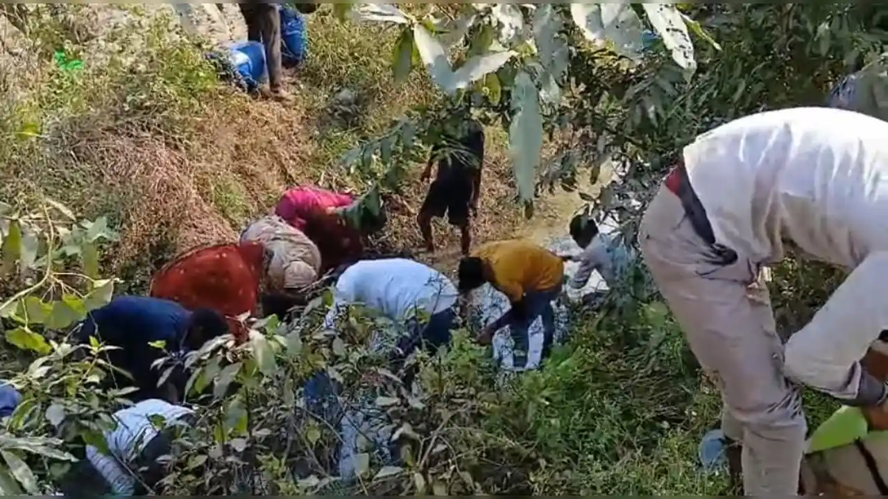 IOCL पाइपलाइन में लीकेज से डीजल की मची लूट! ग्रामीणों में अफरा-तफरी का माहौल