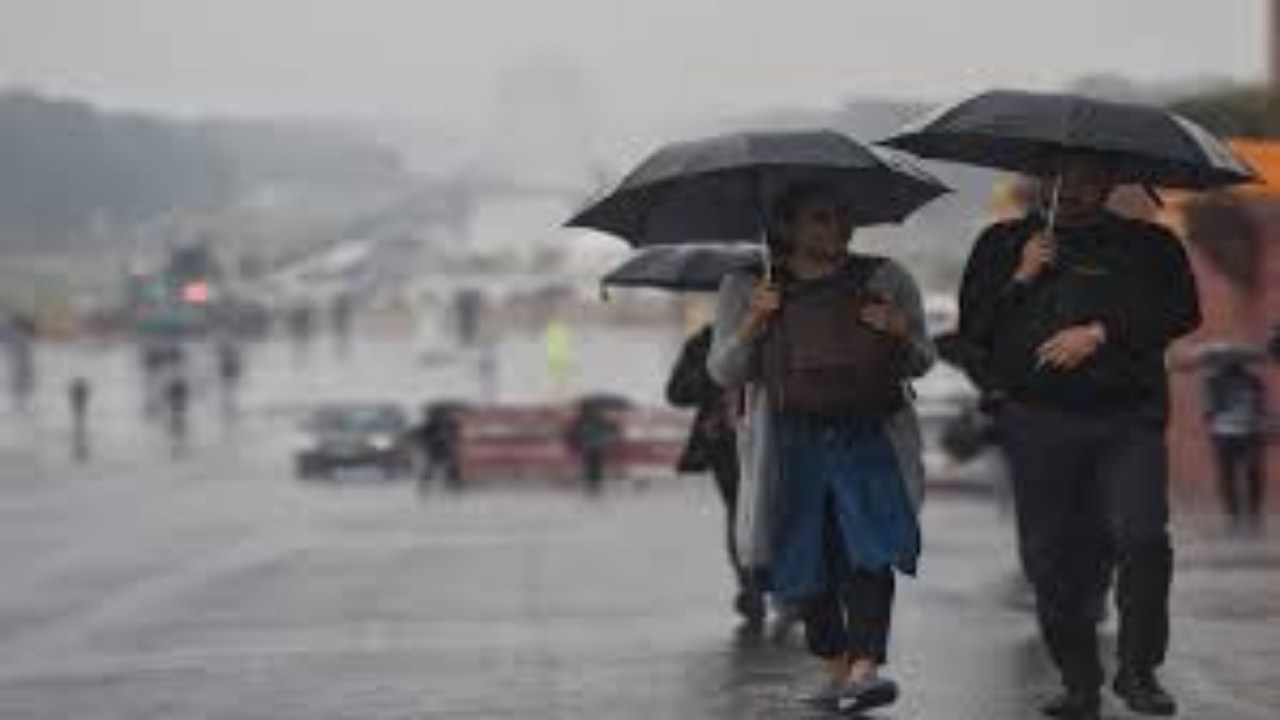 MP Weather Update: मौसम का बदला मिजाज, कहीं पर बारिश तो कहीं पर बढ़ेगी ठंड