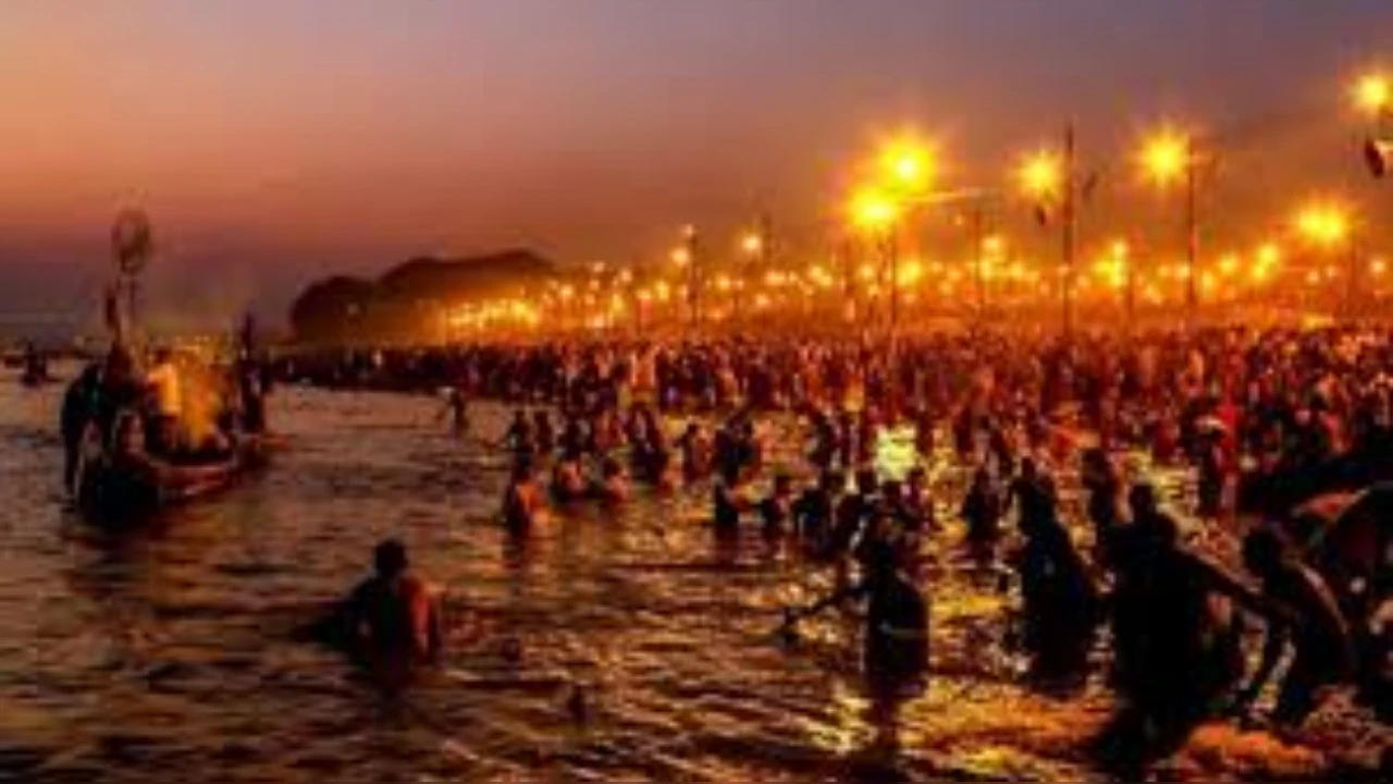 Mahakumbh 2025: इको फ्रेंडली शिविरों के निर्माण में जुटे श्रमिक, रोजगार का बना बड़ा माध्यम