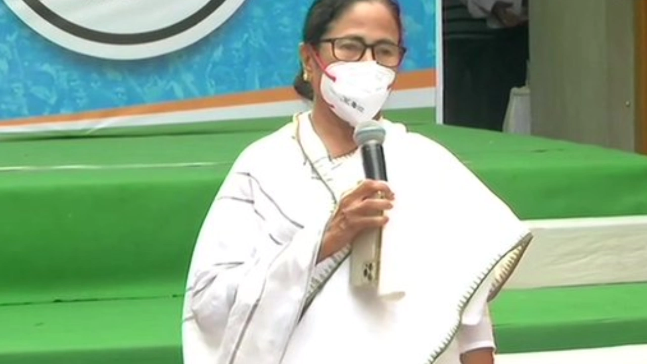 मजाक बन गया Mamata Banerjee का 50 साल का करियर? इस ‘अपने’ ने ही कर डाली गंदी बेइज्जती, अब क्या करेंगी दीदी?